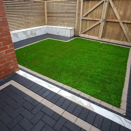 Luxury 6-bed Near Centre, Sleeps 12 Plus- Cinema Room, Games Room, 5 Bathrooms & Driveway For Multiple Cars Manchester
