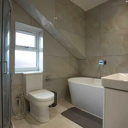 Villa Luxury 6-bed Near Centre, Sleeps 12 Plus- Cinema Room, Games Room, 5 Bathrooms & Driveway For Multiple Cars