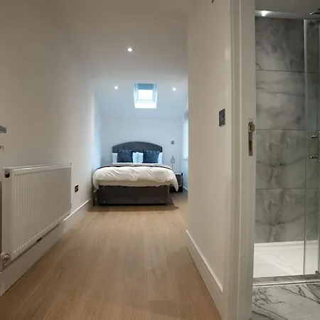 Luxury 6-bed Near Centre, Sleeps 12 Plus- Cinema Room, Games Room, 5 Bathrooms & Driveway For Multiple Cars Villa Manchester