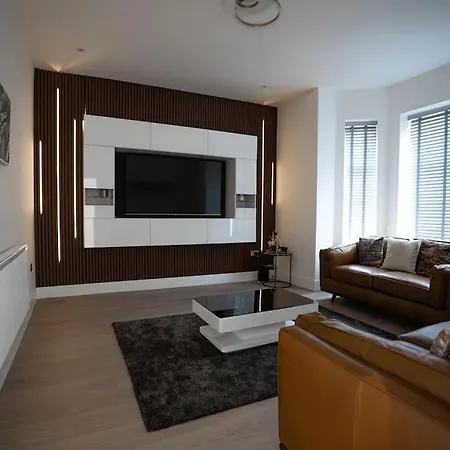Luxury 6-bed Near Centre, Sleeps 12 Plus- Cinema Room, Games Room, 5 Bathrooms & Driveway For Multiple Cars Villa