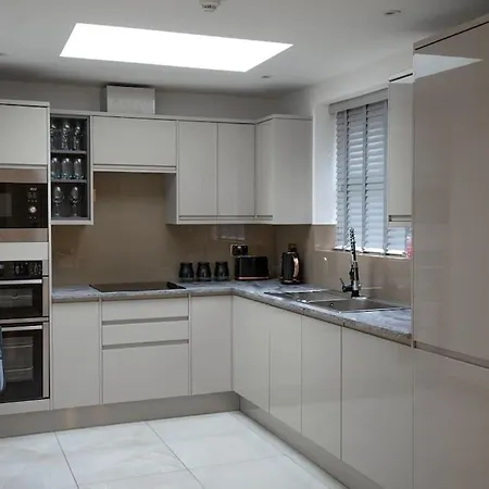 Villa Luxury 6-bed Near Centre, Sleeps 12 Plus- Cinema Room, Games Room, 5 Bathrooms & Driveway For Multiple Cars