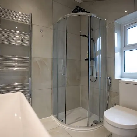 Luxury 6-bed Near Centre, Sleeps 12 Plus- Cinema Room, Games Room, 5 Bathrooms & Driveway For Multiple Cars Villa Manchester