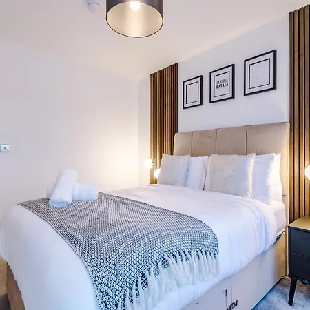 Captivating Modern 2 Bed Cc Apartment *