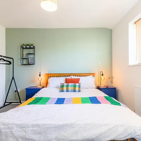 Newly Renovated 5 Bed + 5 Bath! 度假居 *