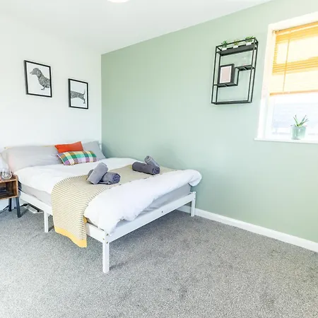 Newly Renovated 5 Bed + 5 Bath!