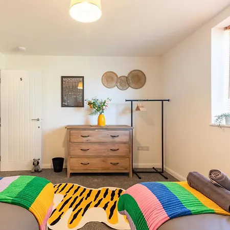 Newly Renovated 5 Bed + 5 Bath! 曼彻斯特