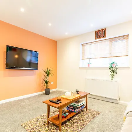 Newly Renovated 5 Bed + 5 Bath! 度假居
