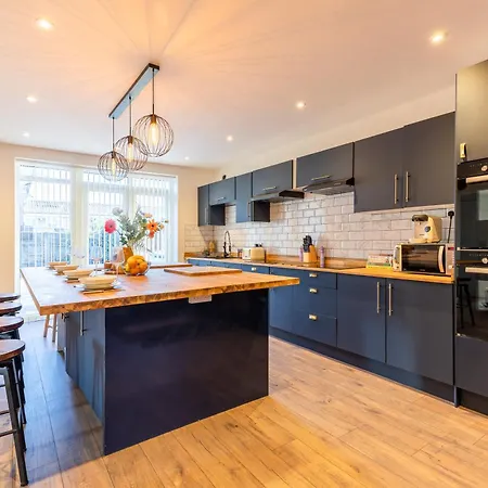 度假居 Newly Renovated 5 Bed + 5 Bath! 曼彻斯特