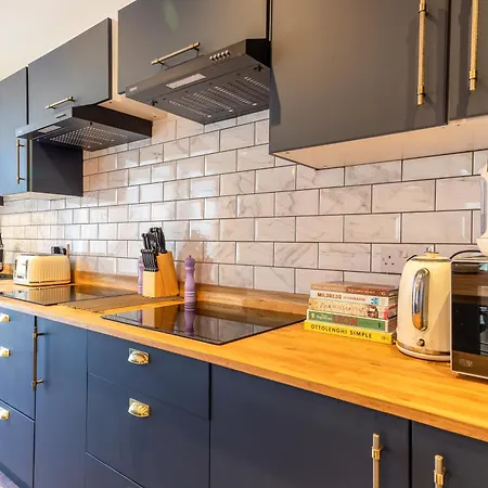Newly Renovated 5 Bed + 5 Bath! 度假居