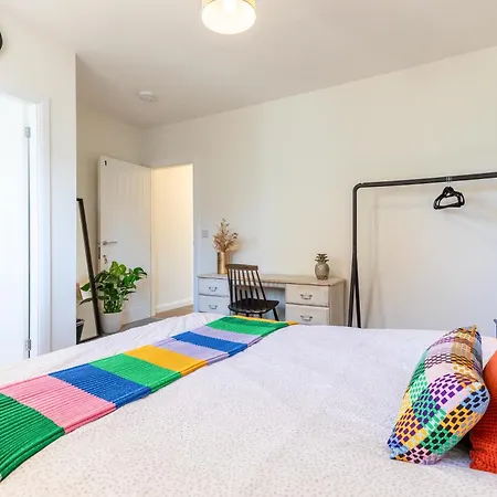 Newly Renovated 5 Bed + 5 Bath! 度假居 *
