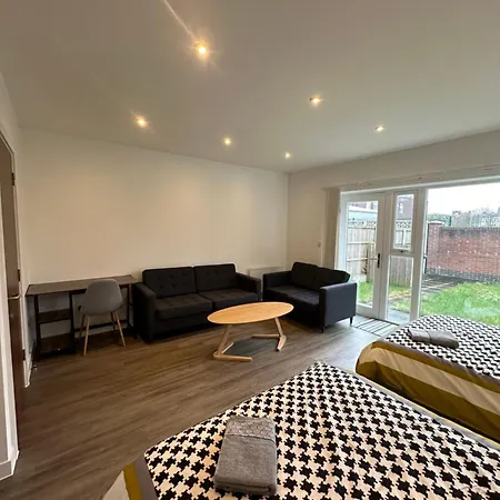 C U Ltd Kwatera prywatna *