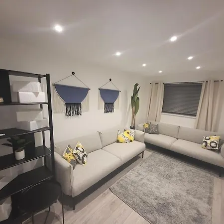New 4 Bedrm House! Parking. 10min To / Etihad Feriehus *