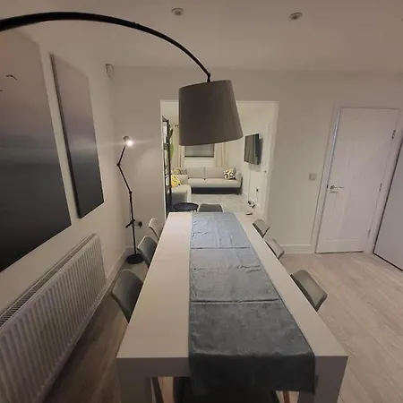 New 4 Bedrm House! Parking. 10min To / Etihad *