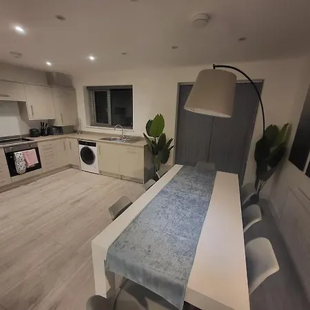 펜션 New 4 Bedrm House! Parking. 10min To / Etihad 맨체스터