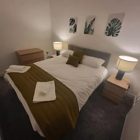 New 4 Bedrm House! Parking. 10min To / Etihad * Manchester