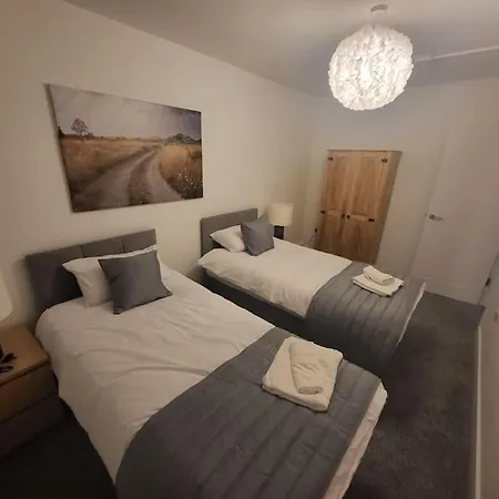 Nyaraló New 4 Bedrm House! Parking. 10min To / Etihad