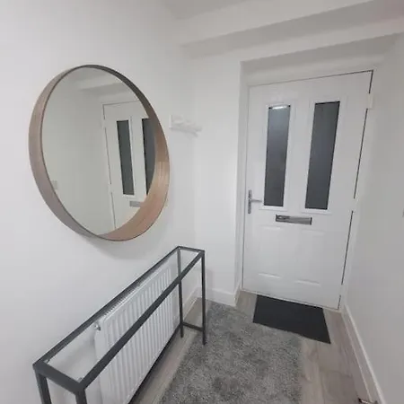 New 4 Bedrm House! Parking. 10min To / Etihad Feriehus Manchester