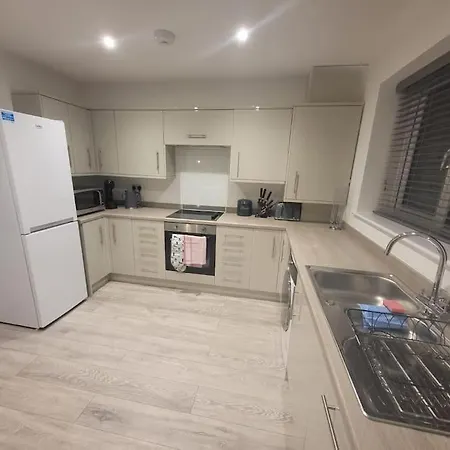 New 4 Bedrm House! Parking. 10min To / Etihad 맨체스터