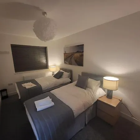 New 4 Bedrm House! Parking. 10min To / Etihad * Manchester