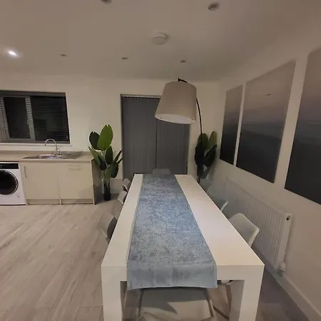 New 4 Bedrm House! Parking. 10min To / Etihad Nyaraló *