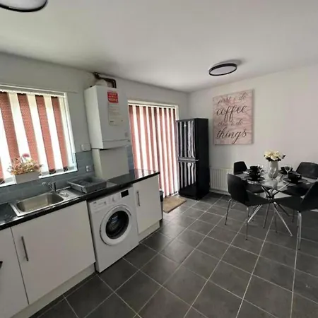 Feriehus Stunning 3-bed House In *