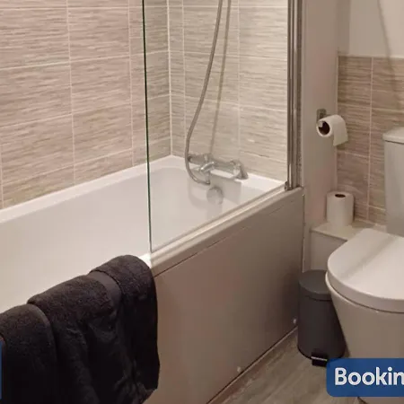 The Salford Skyline 2 - Luxury & Spacious Skyline - Perfect For Long Stays, Families, Business Or Leisure