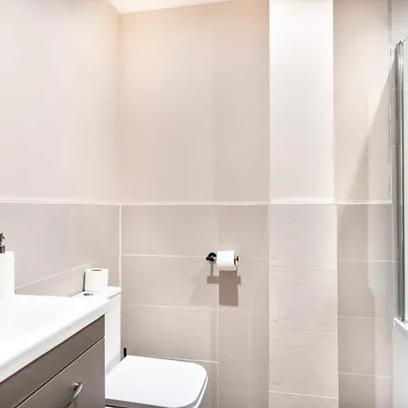 Spacious & Bright 2 Bed In Апартаменты