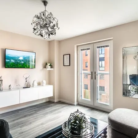 Spacious & Bright 2 Bed In