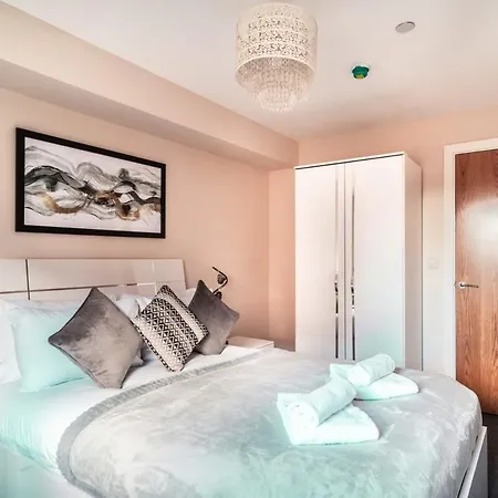 Spacious & Bright 2 Bed In * Манчестер