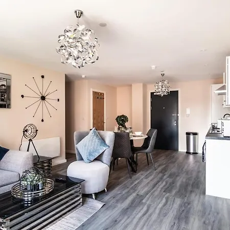 Апартаменты Spacious & Bright 2 Bed In