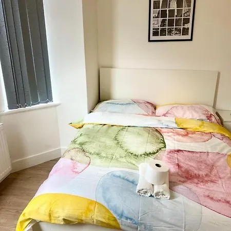 1 En-suit Double Bedroom With Bathroom In *