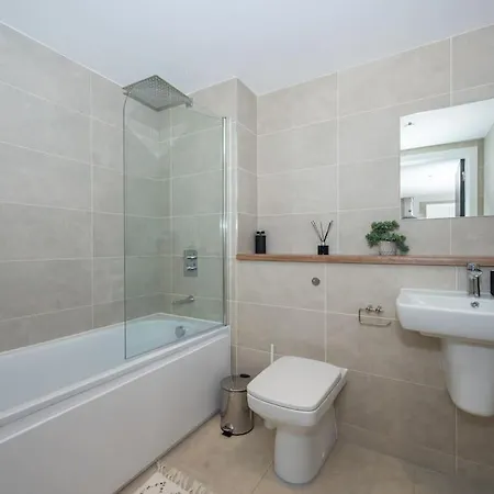 Modern Waterfront Living City's Hotspots Nearby * Manchester