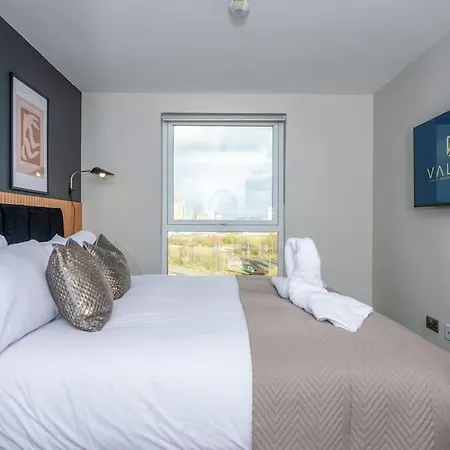 Modern Waterfront Living City's Hotspots Nearby Apartment *