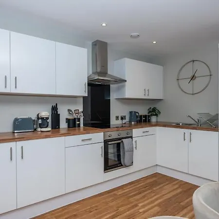 Modern Waterfront Living City's Hotspots Nearby Apartment *