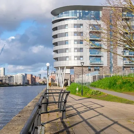 Apartment Modern Waterfront Living City's Hotspots Nearby *