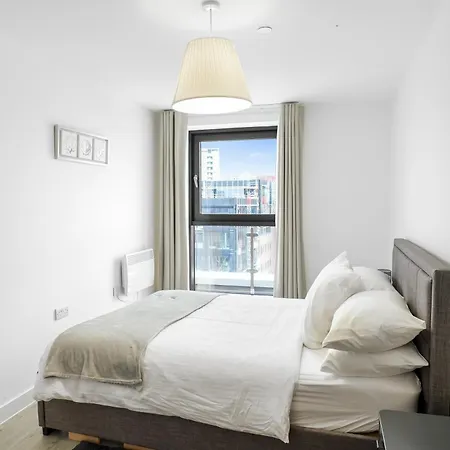 High Rise 2 Bedroom & 2 Bath With Parking, Balcony & Amazing View * Manchester