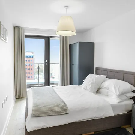 High Rise 2 Bedroom & 2 Bath With Parking, Balcony & Amazing View * Manchester