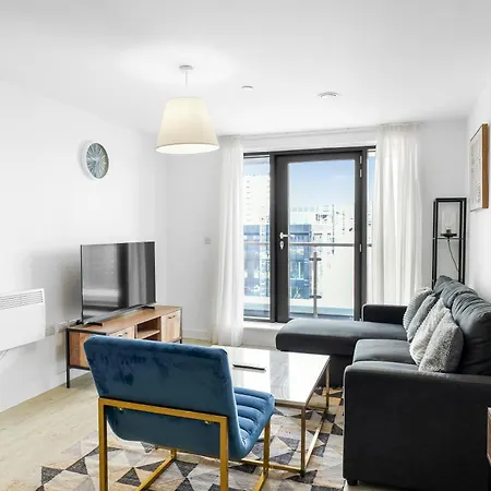 Apartamento High Rise 2 Bedroom & 2 Bath With Parking, Balcony & Amazing View