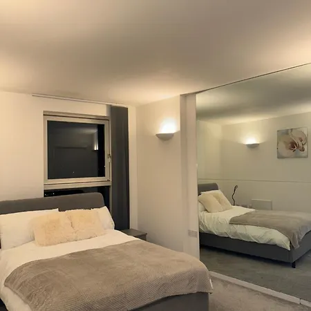 Centre 2 Bed With Spa, Gym & Balcony דירה