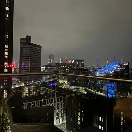 Centre 2 Bed With Spa, Gym & Balcony