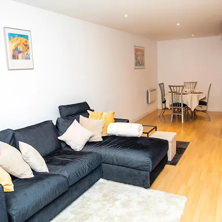 Luxury Apartment+secure Parking Apartament