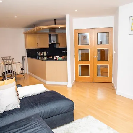 Luxury Apartment+secure Parking Apartament *