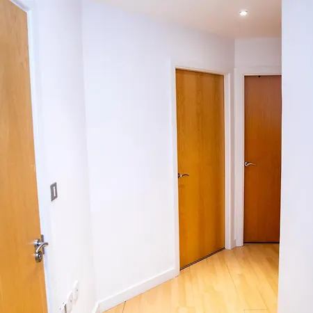 Luxury Apartment+secure Parking Apartament