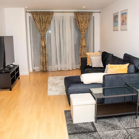 Luxury Apartment+secure Parking Apartament *