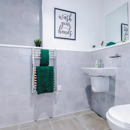 דירה Stylish Apartment, Sleeps 6, Pool Table, Smart Tvs, Parking Available