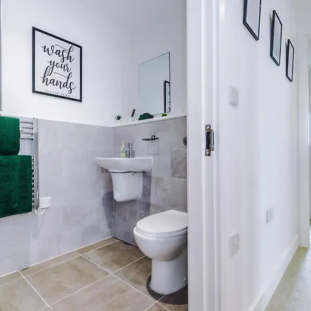 דירה Stylish Apartment, Sleeps 6, Pool Table, Smart Tvs, Parking Available מנצ'סטר