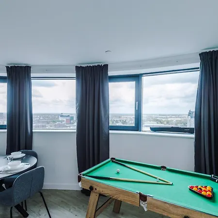 דירה Stylish Apartment, Sleeps 6, Pool Table, Smart Tvs, Parking Available *