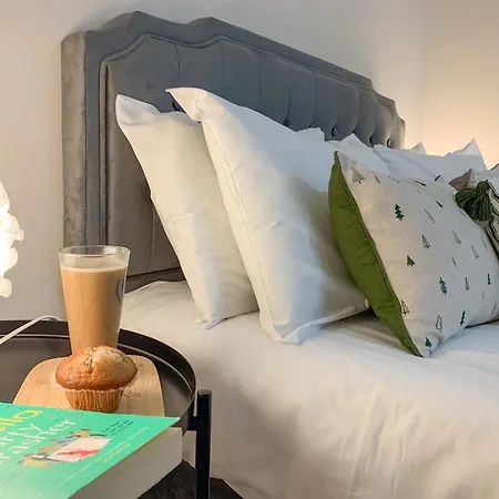 Stylish Living: 1br Apt Near Mcr Central Apartment