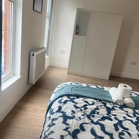 Room-2 En-suite Double Bedroom In Privatunterkunft *