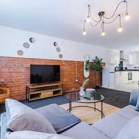Luxurious 1-bedroom Apartment, Sleeps 4, Free Parking Apartament